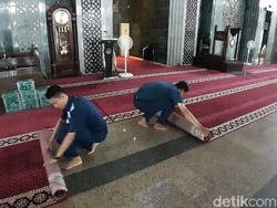 Cegah Penyebaran Corona, Pengurus Masjid Almarkaz Makassar Gulung Karpet