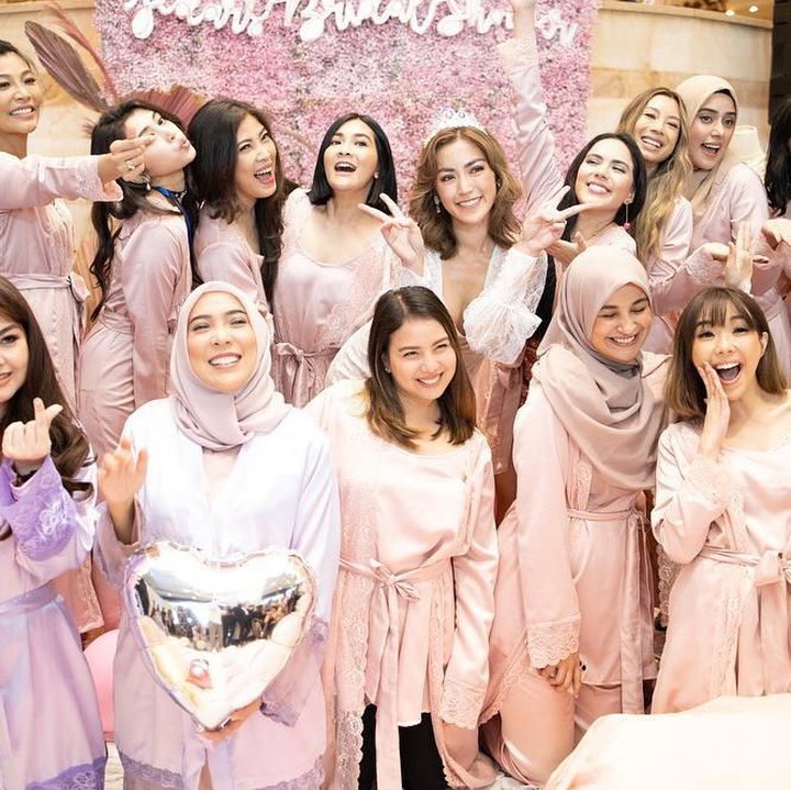 Pesta digelar sangat mewah dengan konsep serba pink. Para artis datang ikut merayakan kebahagian artis cantik tersebut.  (Foto: Instagram @inijedar)