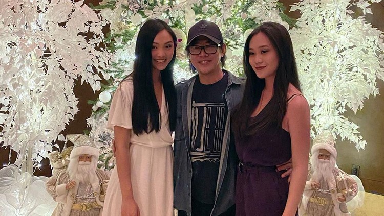 Dari pernikahan kedua dengan Nina Li Chi, Jet Li memiliki dua putri, yakni Jane dan Jada Li. Mereka merupakan warga negara Singapura, loh Bun.