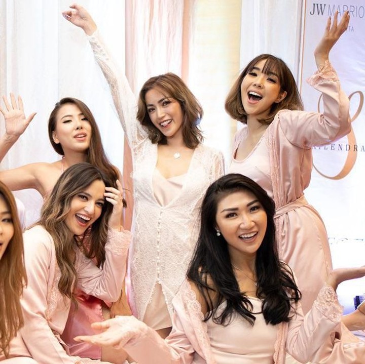 Nia Ramadhani sebagai salah satu sahabat terdekatnya datang ikut berbagi kebahagiaan. Begitu pula dengan Gisella Anastasya, Bunda. (Foto: Instagram @inijedar)