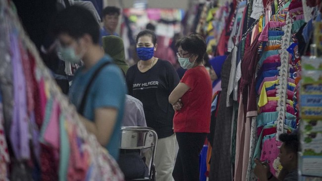 Sejumlah warga mengenakan masker di Pasar Klewer, Solo, Jawa Tengah, Sabtu (14/3/2020). Pemerintah Kota Solo menetapkan status Kejadian Luar Biasa (KLB) virus Corona dengan menutup tempat wisata dan meliburkan sekolah selama 14 hari menyusul adanya satu pasien positif COVID-19 yang meninggal dunia dan satu dirawat di ruang isolasi RSUD Moewardi. ANTARA FOTO/Mohammad Ayudha/wsj.