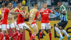 FOTO: Delapan Kartu Merah di Gremio vs Internacional