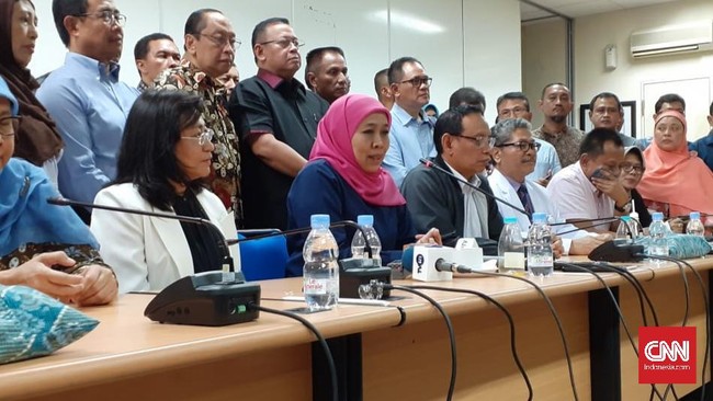 Gubernur Jawa Timur Khofifah Indar Parawansa, mengumumkan satu dari delapan pasien positif corona di Jawa Timur meninggal dunia.