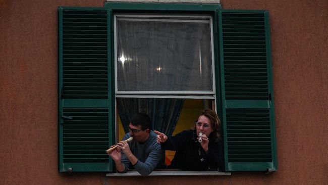 Penduduk di penujuru Italia ramai-ramai bernyanyi di jendela demi mengusir bosan akibat isolasi wabah virus corona.