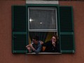 Usir Bosan Isolasi, Penduduk Italia Bernyanyi di Jendela