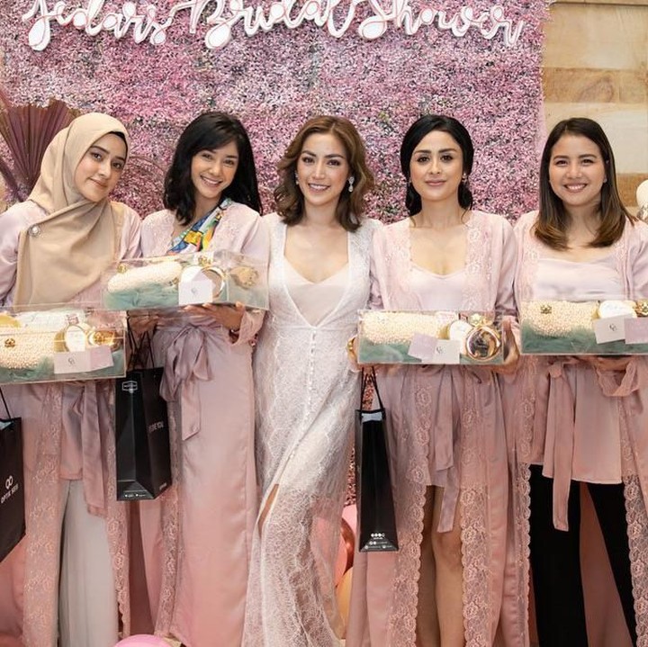 Selain itu, ada juga Tia Ariestia, Fairuz A Rafiq, Shireen Sungkar dan Fani datang memeriahkan pesta tersebut. Kompak banget berfoto dengan pose duck face. (Foto: Instagram @inijedar)