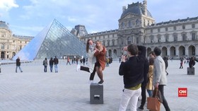 VIDEO: Turis Kecewa Wisata Paris Ditutup Akibat Corona