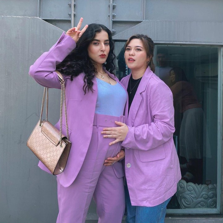 <p>Salah satunya saat mengenakan blazer dan celana panjang berwarna ungu ini, Bun. Tasya terlihat cantik dan anggun. (Foto: Instagram @tasyafarasya)</p>