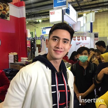 Minum Es di Pinggir Jalan, Verrell Bramasta Jadi Sorotan