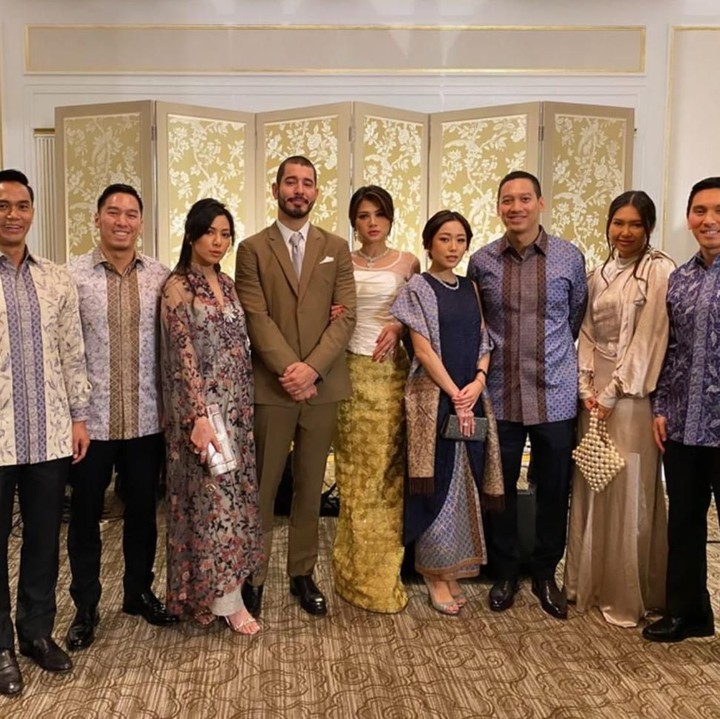 <p>Pernikahan Adinda tampak dihadiri oleh keluarga Bakrie. (Foto: Instagram)</p>