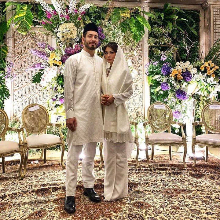 <p>Sehari sebelum menikah, Adinda dan Vinny menggelar acara pengajian. Mereka kompak mengenakan pakaian serba putih. Tak ketinggalan, Vinny juga memakai peci hitam. (Foto: Instagram @adindabakrie)</p>