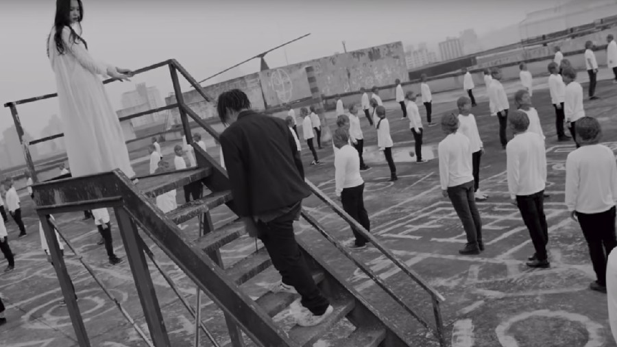 BIGBANG sukses membuat lagu Last Dance dipuja penggemar ketika mencapai angka jumlah penonton lebih dari 100 juta di Youtube.