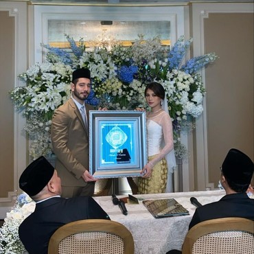 Tampan Pakai Baju Muslim, Suami Bule Adinda Bakrie Mualaf?