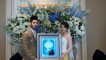 img-title Tampan Pakai Baju Muslim, Suami Bule Adinda Bakrie Mualaf?