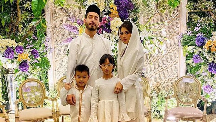 Sepupu ipar Nia Ramadhani yaitu Adinda Bakrie resmi menikah hari ini dengan Vinny Di Lucia. 