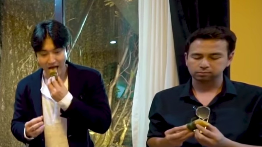 Makan Martabak di Rumah Raffi dan Nagita, Siwon: Ngeunah Siwon mengaku sangat senang ketika dihidangkan makanan Indonesia saat berkunjung ke rumah Raffi Ahmad dan Nagita Slavina.