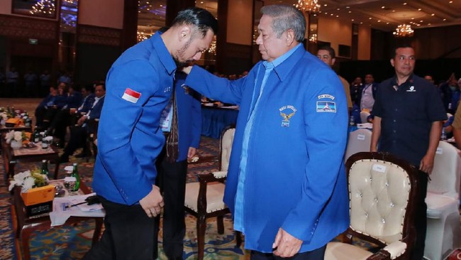 Ketua Umum Partai Demokrat Agus Harimurti Yudhoyono (AHY) berbagi tugas dengan ayahnya, Susilo Bambang Yudhoyono (SBY) dalam berkampanye selama Pemilu 2024.
