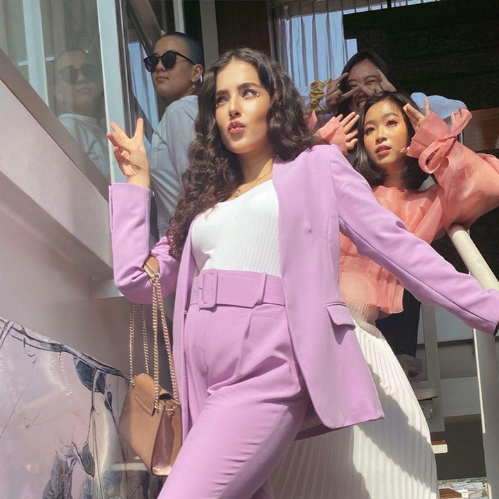 <p>Potret Tasya Farasya saat berpose dengan perut yang sudah membuncit. "<em>Luv bgt kemarin, perdana bebas pose foto tanpa tahan nafas semenjak hamidun (hamil anak ahmadun) and i love this color pantone</em>," tulis Tasya di IG. (Foto: Instagram @tasyafarasya)</p>