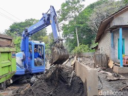 Bantu Pembersihan Dampak Banjir Bandang Bondowoso, 6 Alat Berat Dikerahkan