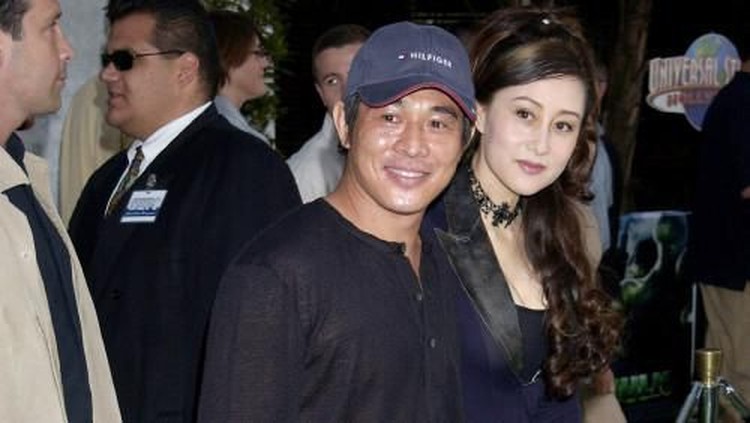 Meskipun jarang terekspose, ternyata istri Jet Li, Nina Li adalah sosok wanita sederhana. Ia bahkan tak mau dikenal sebagai artis dan tak suka barang mewah.