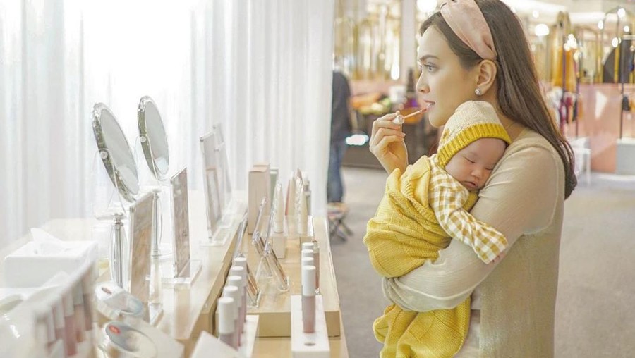 Heboh, Shandy Aulia Ajak Bayinya Kerja di Tengah Wabah Virus Corona Shandy Aulia mengajak sang putri yang baru berusia satu bulan untuk pergi keluar rumah menemaninya bekerja di tengah wabah virus corona di Indonesia.