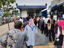 Antrean Panjangnya Viral! Ini Cerita Penumpang di Halte TransJ Puri Beta 2