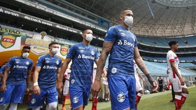 Protes Soal Corona, Pemain Gremio Masuk Lapangan Pakai Masker