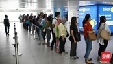 FOTO: Antrean di MRT dan Imbauan Kerja dari Rumah yang Gagal Para pekerja ibu kota harus menunggu hingga dua jam untuk bisa menggunakan MRT. Ularan antrean terlihat hampir di seluruh stasiun moda transportasi.