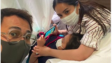 img-title Gaya Santai Rafathar saat Disunat Tuai Pujian