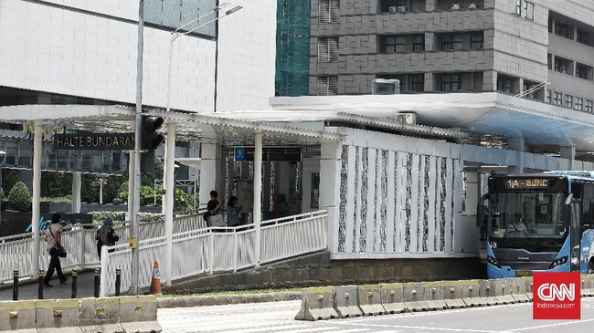 Stasiun MRT dan halte TransJakarta terpantau tak padat seperti kemarin setelah Gubernur DKI Anies Baswedan mencabut pembatasan transportasi umum.