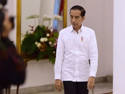 Jokowi Tinjau Distribusi Sembako Tahap 3 di Johar Baru Jakpus