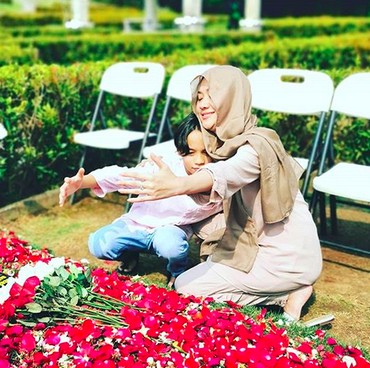 Ekspresi Gemas BCL & Noah Sinclair Rayakan Ultah dengan Keluarga Ashraf