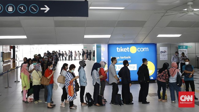 Angkutan umum akan dibatasi dalam masa tanggap darurat corona di DKI Jakarta. Antrean diatur tidak di dalam halte atau stasiun dan akan diatur jarakanya.