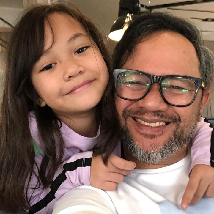 Nah, Nala dan Ayah Indra hobi banget lho main <em>Tik Tok</em>. Meski badan sampai pegal linu, sang ayah pantang menyerah jawab tantangan Nala. (Foto: Instagram @indrabrasco)