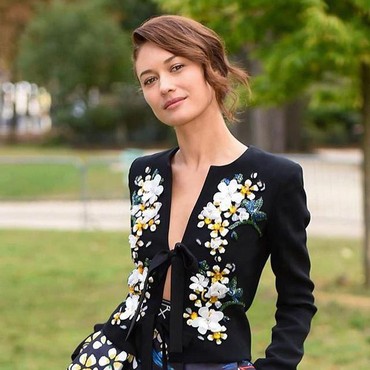 Positif Corona, Tengok 7 Potret Cantik Si Seksi Olga Kurylenko