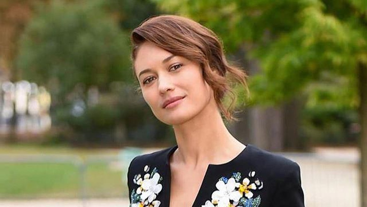Beberapa potret cantik Olga Kurylenko yang merupakan aktris Hollywood kedua terinfeksi virus corona&period;