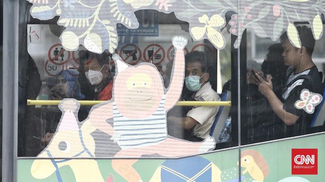 Beberapa Halte Transjakarta dan bus transjakarta terlihat tidak ada penumpukan penumpang pada siang hari. Senin (16/3/2020). Pengecekan suhu badan dengan termo gun terlihat di halte bundaran Hotel Indonesia. CNN Indonesia/Andry Novelino