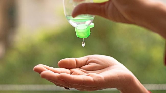 Pemakaian hand sanitizer untuk anak dan bayi perlu memperhatikan beberapa pertimbangan, mulai dari kadar alkohol, jenis hand sanitizer hingga pengawasan penuh.