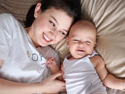 7 Foto Gaya Kimberly Ryder Momong Putranya, Rayden Bayi Bule Menggemaskan