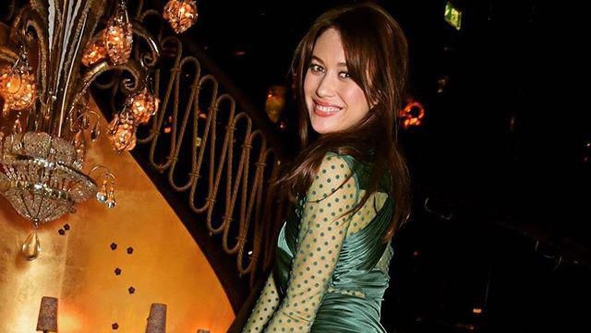 Beberapa potret cantik Olga Kurylenko yang merupakan aktris Hollywood kedua terinfeksi virus corona&period;