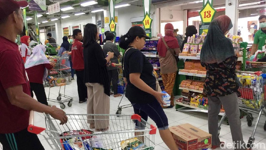 Penampakan Toko Swalayan Diserbu Pembeli Kegiatan belajar-mengajar di wilayah DKI Jakarta diliburkan. Beberapa kantor pun telah menetapkan kebijakan bekerja dari rumah. Langkah ini ditetapkan sebagai antisipasi penyebaran virus corona (covid-19). Di tengah momen 'libur' ini, sejumlah warga Jakarta berbondong-bondong mendatangi toko swalayan untuk berbelanja kebutuhan.