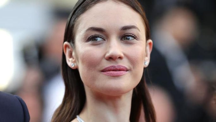 Olga Kurylenko, artis cantik di film James Bond Quantum of Solace ini mengungkap kondisinya membaik setelah dua minggu positif terinfeksi virus Corona.