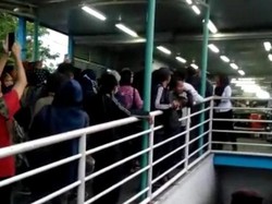 Bus TransJakarta Dibatasi, Penumpang di UKI Cekcok Saling Serobot