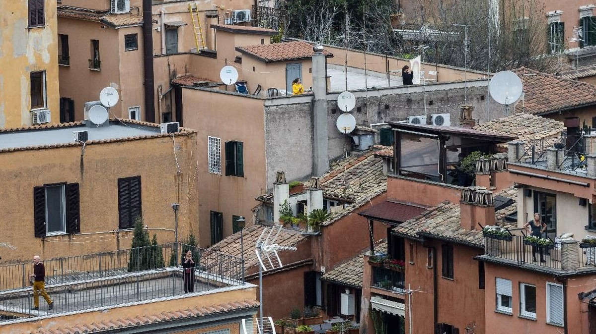 FOTO: 'Flash Mob' Warga Italia di Tengah Lockdown Corona
