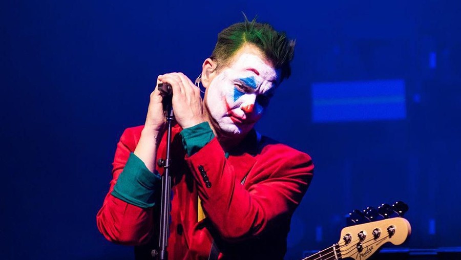 Simak Cara Mark Hoppus Blink-182 Bantu Kurangi Penularan Virus Corona Pemain bass Blink-182, Mark Hoppus mengisolasi diri bersama keluarga di rumah guna menekan penularan virus Corona.