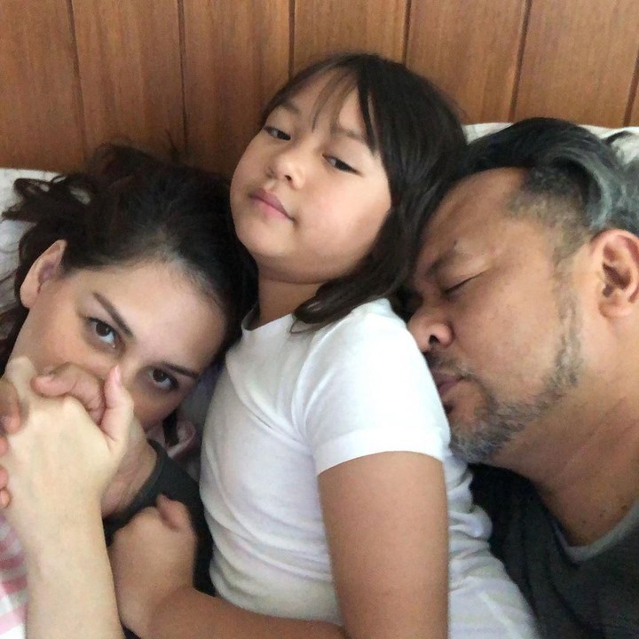 Perkenalkan, Bunda, ini anak ketiga pasangan selebriti Mona Ratuliu dan Indra Brasco. Si imut ini namanya Syanala Kania Salsabila, atau biasa dipanggil Nala. (Foto: Instagram @indrabrasco)