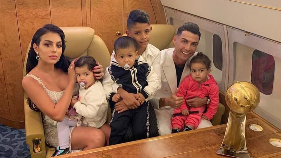 Untuk menghindari dari penyebaran virus corona, Cristiano Ronaldo membeli sebuah pulau di Pasifik. Ia dan keluarga mengisolasi diri di pulau tersebut.
