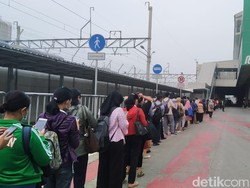 Antrean di Stasiun Membeludak, MRT Minta Penumpang Sabar