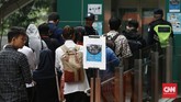 FOTO: Antrean di MRT dan Imbauan Kerja dari Rumah yang Gagal Para pekerja ibu kota harus menunggu hingga dua jam untuk bisa menggunakan MRT. Ularan antrean terlihat hampir di seluruh stasiun moda transportasi.