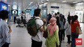 FOTO: Antrean di MRT dan Imbauan Kerja dari Rumah yang Gagal Para pekerja ibu kota harus menunggu hingga dua jam untuk bisa menggunakan MRT. Ularan antrean terlihat hampir di seluruh stasiun moda transportasi.